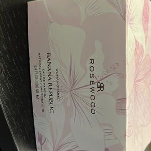 Brand new perfume, full and original from banana republic. smells sweet